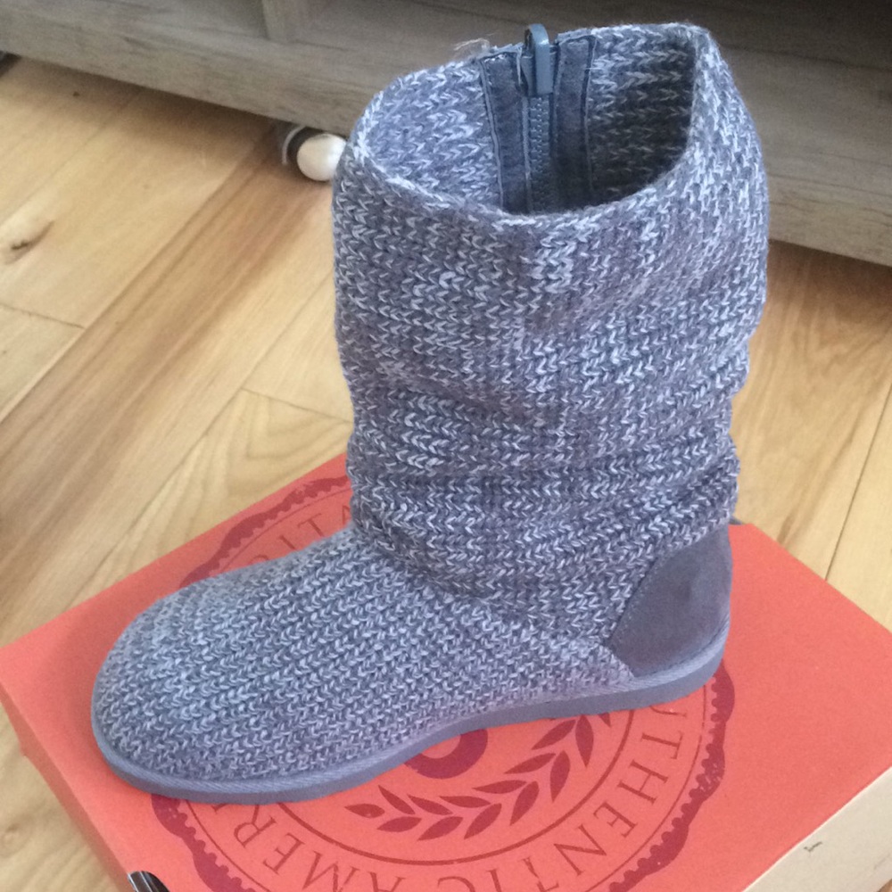 Women SO Boots Grey  NWT